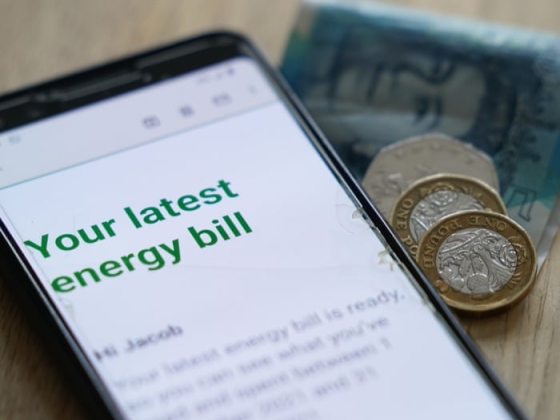 Az Egyesült Királyságban új megélhetési költségek válsága fenyeget, az energiaszámlák előrejelzése szerint az inflációt emelni fogják