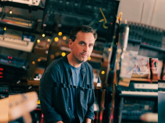 „Azt gondoltam – ha meghalok, jót tettem”: James Ford producer életről, halálról és album készítéséről a kórházi ágyból