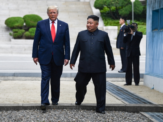 Trump az észak-koreai diktátorral való jó kapcsolatára hivatkozva csökkenti a Dél-Koreával közös hadgyakorlatokat
