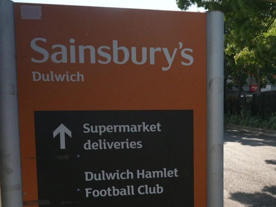 A Sainsbury's szünetelteti az AI-kamerákat, miután a vásárlót kiszorították
