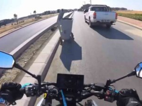Motoros szeméttárolónak ütközik előzés közben, az esetet kamera rögzítette