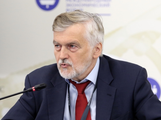 Elbocsátották a háborús gazdaságot bíráló orosz bankvezetőt
