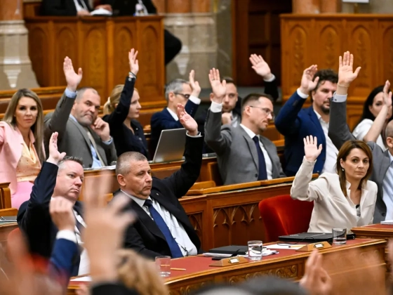 Minden képviselőnek csökkent a fizetése júliusban, egyedül Kulcsár Krisztián járt jól