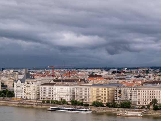 Itt a drasztikus fordulat az időjárásban, radaron mutatjuk, hol csapnak le a záporok