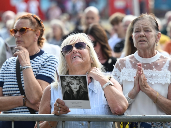 Sosem hallhatjuk többé: fotókon Bonnie Tyler temetése - Így búcsúztatták a csodálatos énekesnőt