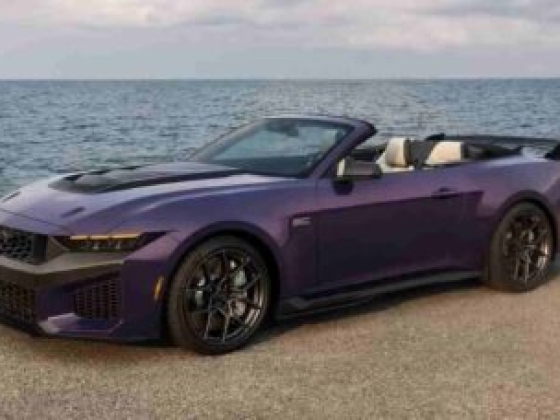A Ford 795 lóerős kabrióvá alakítja a Mustang Dark Horse SC-t
