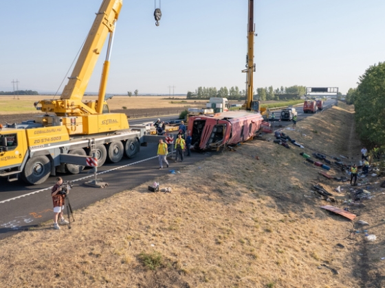 Hazaszállítják az M3-ason történt buszbaleset sérültjeit