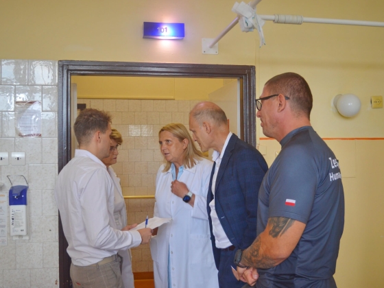 Képeket adott ki a kórház az M3-as buszbaleset sérültjeiről: megjöttek a lengyel orvosok is