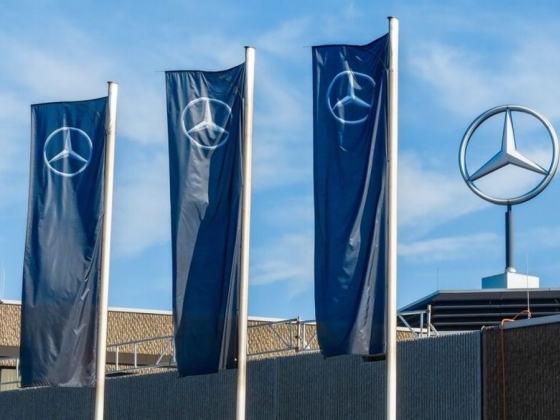 Újra pénzt lát benne, visszahódítaná régi piacát a Mercedes: vadiúj luxuscirkálójukkal lőnének a taxisokra, beakciózták az egyik legnépszerűbb modellt – ennyiért ajándék