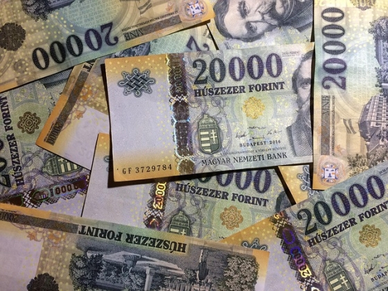 Minimálisan erősödött a forint reggel