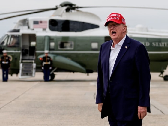 Donald Trump Omán bombázásával fenyegetőzik, ha az „útjába áll” az iráni háború befejezésének
