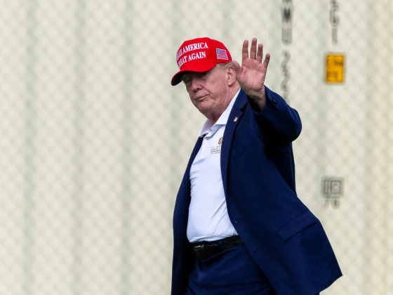 Trump azzal fenyegetőzött, hogy szétbombázná Ománt, ha az ország az iráni háború befejezésének útjába állna