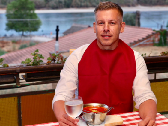 Paksi halászlével ünnepel Magyar Péter, partedlivel a nyakában szólt be a Fidesznek