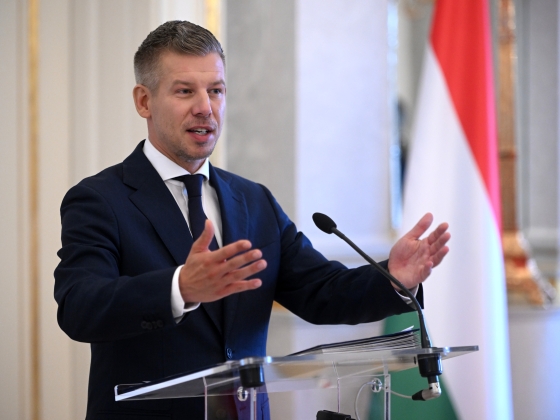 Magyar Péter halászlével ünnepelt Pakson – fotó
