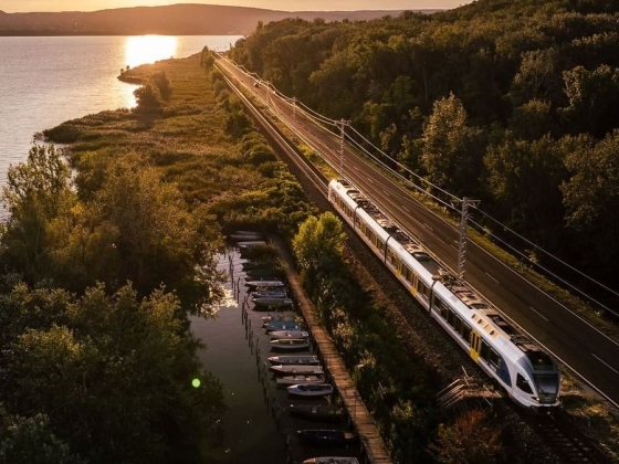 Vitézy bejelentette: éjjel-nappal járnak a vonatok a Balatonnál – itt vannak a részletek