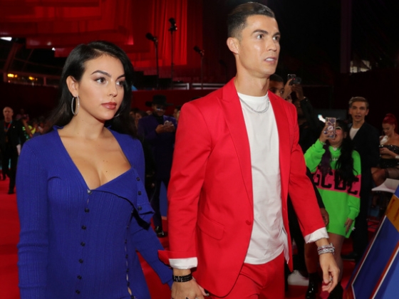 Ronaldo és Georgina otthon, szűk körben házasodott össze, de az ékszerek 24 milliárd forintot értek