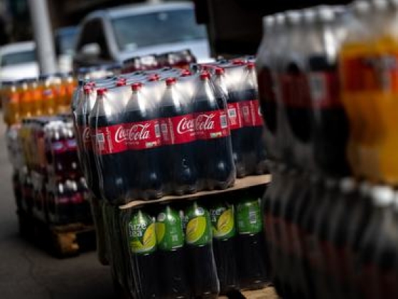 Túl „zöldnek” mutatta magát a Coca-Cola? Meghátrált a gigacég a magyar hatóság előtt