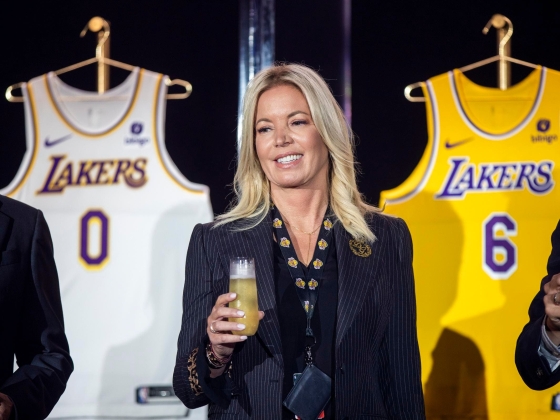 Miért adta át Jeanie Buss a Lakers kormányzói szerepét?