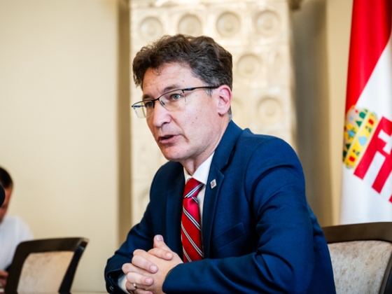 Össztűz alatt Cser-Palkovics András, megszólalt a polgármester