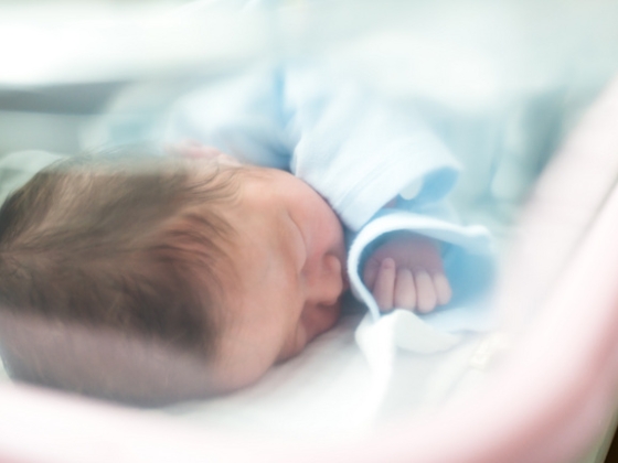 Több száz magára hagyott csecsemő vár segítségre, indul a babasimogatók toborzása