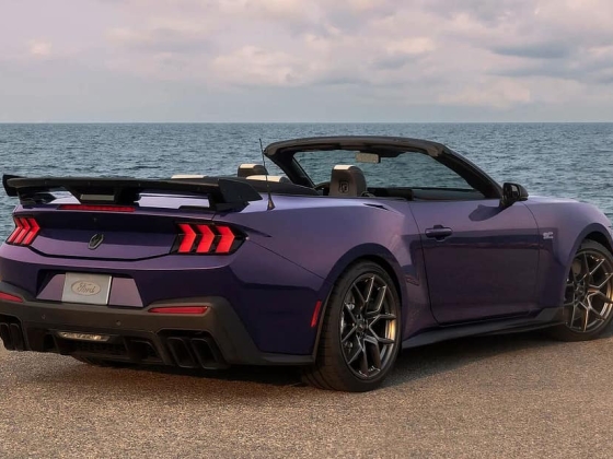 Ford Mustang Dark Horse SC kabrió: A legdögösebb póni tető nélkül