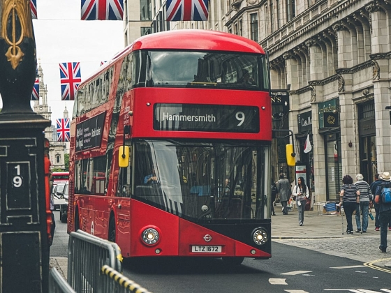 A brit bérek növekedése elmarad, mivel az iráni háború nehezíti a megélhetési költségeket