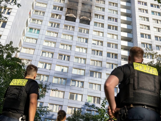 A hit ugrása: túl rövid a tűzoltólétra, egy nő kiugrott a 11. emeleti lángból Berlinben