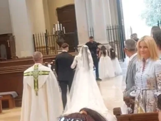 Várkonyi Andrea az elmaradhatatlan NER-kiegészítővel, egy Birkin táskával a kezében bukkant fel Radics Gigi esküvőjén