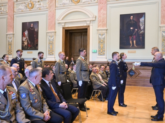 Átvették a tiszti hivatás jelképeit a leendő honvédtisztek