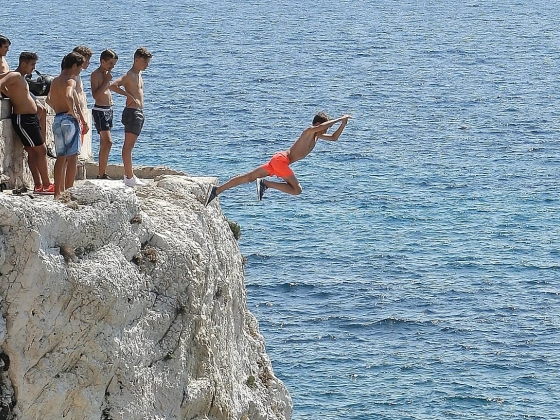 Kockázatos ugrások a francia Marseille Corniche népszerűsége miatt