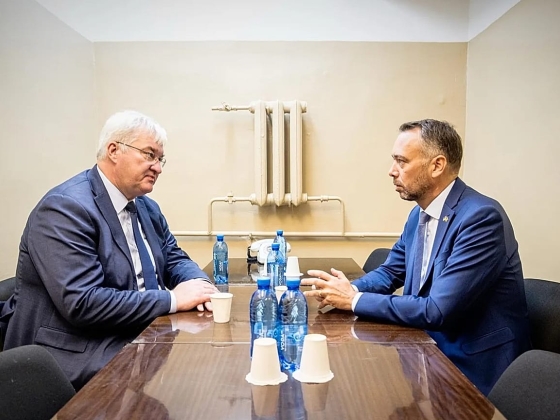 A belga és az ukrán külügyminiszter a kijevi bombariadóban találkozott légsziréna közben