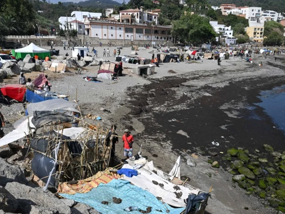 Szemétfalut építettek Ceuta partján a migránsok, mecsetet is állítottak tejesdobozokból – galéria