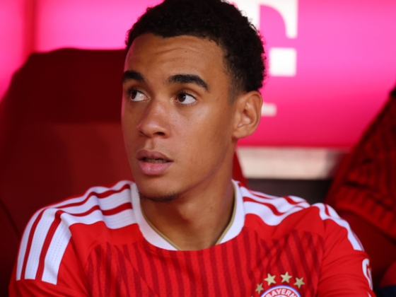 Napokon belül másodszorra esett össze a pályán a Bayern München futballistája
