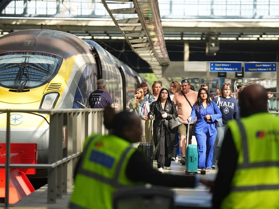 A londoni St Pancras állomást rövid időre kiürítették egy felügyelet nélküli autó irányított robbanása közepette