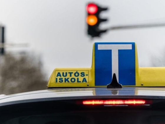 Kétszer is elment más helyett vezetni a forgalmi vizsgára a gépjárművezető oktató
