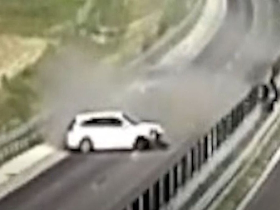 Senki sem zavarta, mégis összetörte magát az autópálya belső sávjában + videó