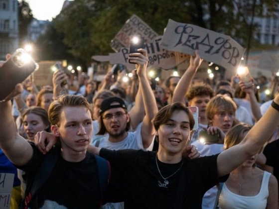 Zelenszkij most túllőtt a célon: a parlament elé vonultak az ukránok, mégsem hozta vissza nép kedvencét – ebből felfordulás lesz