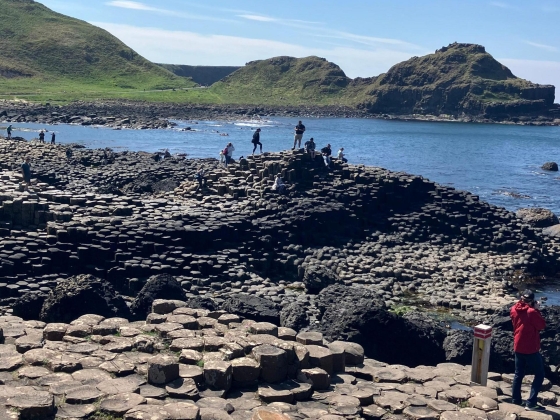 10 000 érme eltávolítása a Giant's Causeway oszlopairól.