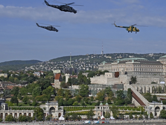 Ne ijedjen meg, ha szerda reggel vadászgépek és helikopterek dübörögnek a feje fölött