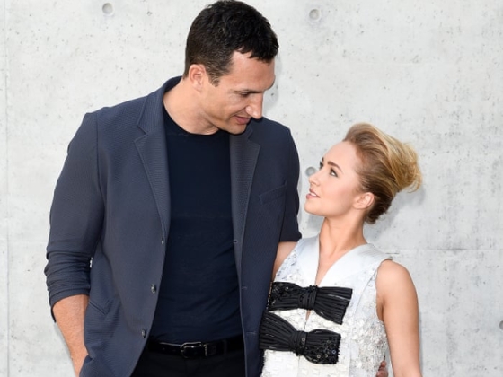 Wladimir Klitschko tiszteleg extársa, Hayden Panettiere előtt: 