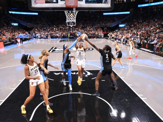 A WNBA szerint a biztonságiak tévedtek, amikor azt mondták a szurkolóknak, hogy a Fever-Dream meccsen takarják be a transzsportolók pólóját.