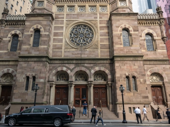 Egy férfit azzal vádolnak, hogy megtámadta a duót a New York-i zsinagógában, és szövetségi gyűlölet-bűncselekményekkel vádolják