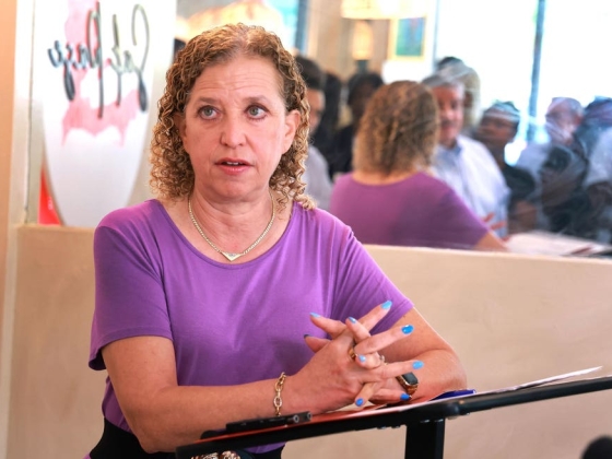 Debbie Wasserman Schultz nyerte a floridai elődöntőt a Heavyly Black körzetben