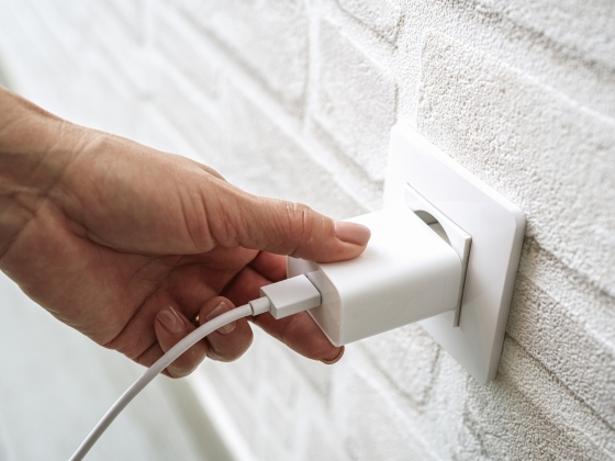 Nem kell a méregdrága gyári töltő: csak ez a 4 paraméter fontos, de mit jelentenek a burkolaton az USB PD, PPS vagy GaN jelölések?