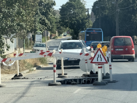 Az ország legnagyobb kátyúja zárja le az utat Pécelen: két hónapja kerülgetik az autósok a krátert, mert egymásra mutogattak a felelősök