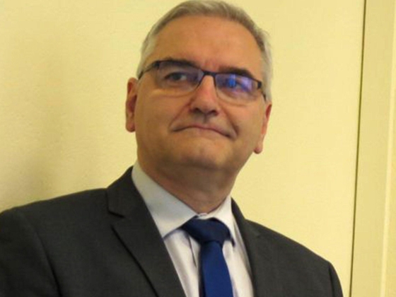 Egy francia köztisztviselő bekábítózott minket, hogy magunkba vizeljük – mondják a vádlók
