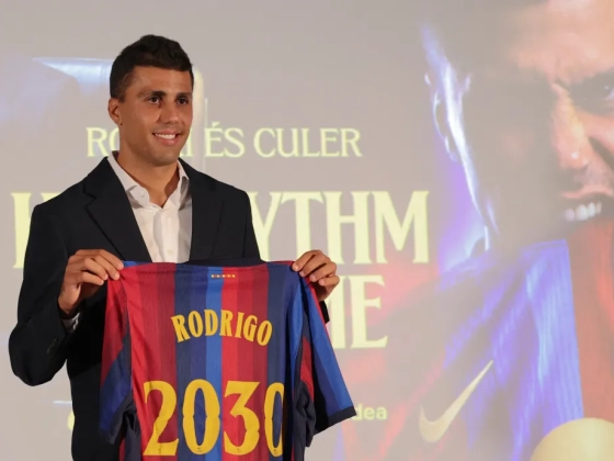A Barcelonához igazolt az aranylabdás spanyol futballista