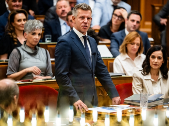 Itt a Tisza első száz napjának mérlege, elképesztő összegeket emlegetnek
