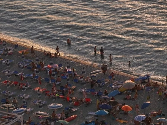 Hétköznapi strandszokás miatt büntethetik meg a turistákat Olaszország mesés partjain