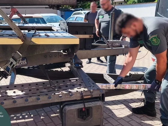 „Cigarettakígyókat” húztak elő a tréler fémvázából a NAV pénzügyőrei – videó